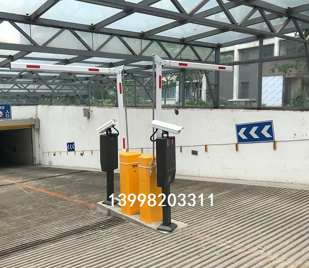 沈陽某大學家屬樓地下停車場折臂道閘車牌識別系統(tǒng)